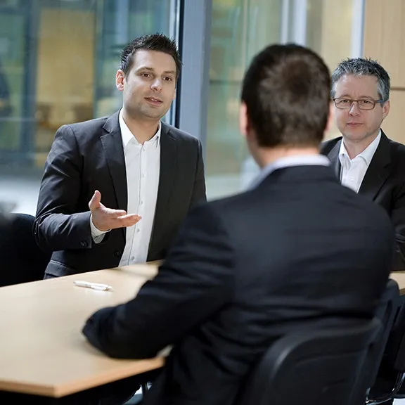 Führungskräfte im Gespräch am Besprechungstisch