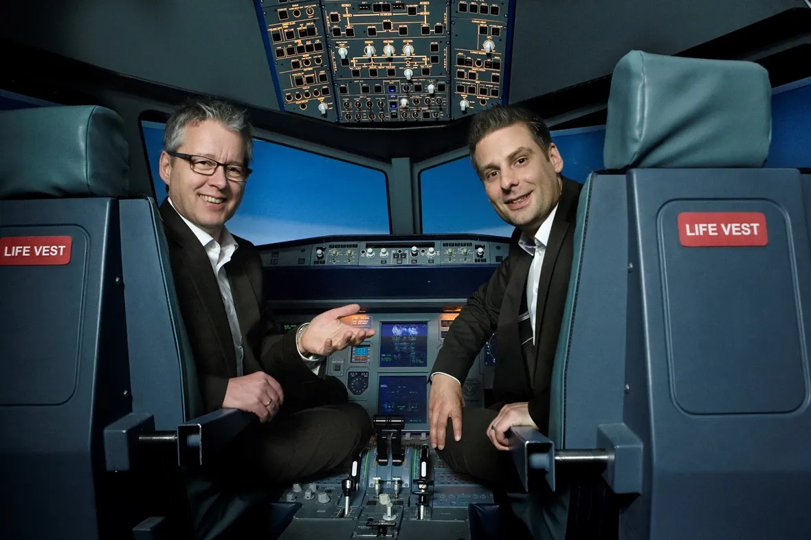 Zwei Trainer im Cockpit eines Flugsimulators