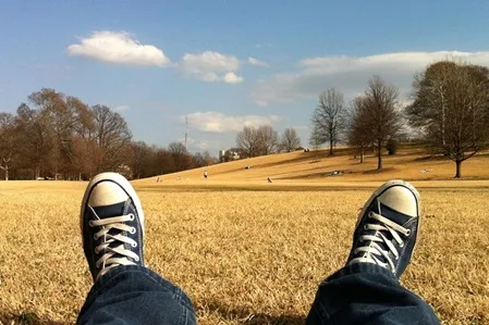 Entspannte Pause auf einer Wiese