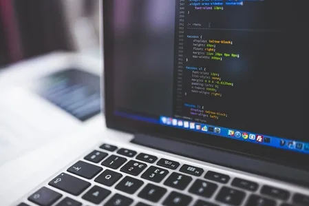 Laptop mit Programmcode