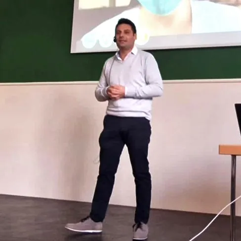 Referent bei einem Vortrag im Hörsaal